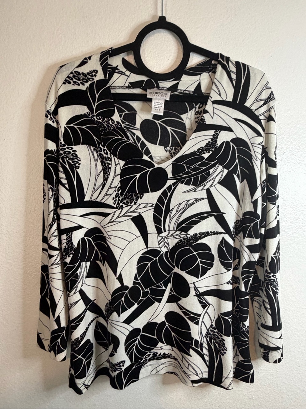 Chico’s Top Travelers Fabric V-Neck 3/4 Sleeves Size 2 (large 12) Black White